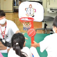 闘病生活励みに　ミニゴール寄贈、患者笑顔　千葉県こども病院訪問　千葉ジェッツ原選手