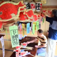 鯛ちょうちん作り最盛期　夏を彩る風物詩　４年ぶり夏祭りで配布　茂原の八坂神社