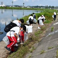 ２４０人が河川敷清掃　レガッタ前にクリーン作戦　香取・黒部川