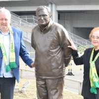 オシムさん永遠に　妻子招き銅像お披露目　千葉市・フクアリ前