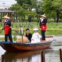 【動画あり】嫁入り舟で晴れ姿披露　来園者の祝福に笑顔　水郷佐原あやめパーク　香取