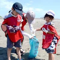 シーズン直前海岸きれいに　地域住民らごみ拾い　横芝光
