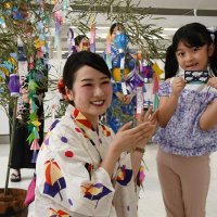 七夕飾りのイベントの記念に航空機のステッカーを受け取り喜ぶ園児