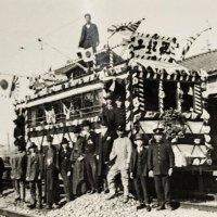 １９２５年の電化当初に、電車を囲んで記念撮影したとみられる写真（銚子電鉄提供）
