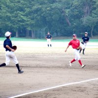 味方同士で異なるユニホームの選手が守備に付く
