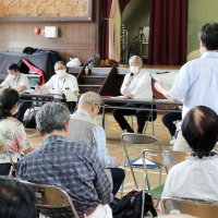 松戸市立福祉医療センター東松戸病院の跡地を巡る説明会で市民からの質問に答える市の担当者＝９日、松戸市