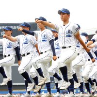 開会式で入場行進する選手たち＝ＺＯＺＯマリン