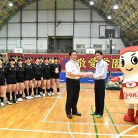 全国高校総体応援　敬愛学園にヤクルト１０００　千葉県ヤクルト販売