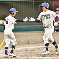 柏中央―泉・天羽・市原・市原緑連合　５回裏柏中央１死三塁、勝ち越し２ランを放った神戸（右）＝袖ケ浦市営