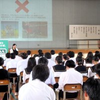 ヘルメット着用　重要性学ぶ　鎌ケ谷西高で自転車の安全教室