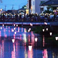 希望載せたぼんぼり３００個　淡い明かり、黒部川彩る　小見川祇園祭に合わせイルミ