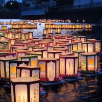 真間川で灯籠流し　先祖供養の思い込め４００基　夏の風物詩４年ぶり復活でにぎわい　市川