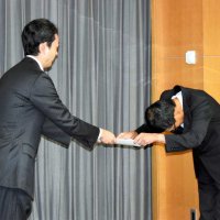熊谷知事（左）から勧告の文書を受け取る野見山所長＝８日午前、県庁