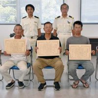 ゴムボートで海釣り中、三角波受け転落　漁師６人が連携、男性２人救出　鴨川、仁右衛門島近く