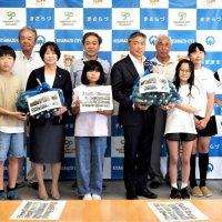 トウモロコシ育ったよ　木更津　中郷小児童が収穫　住民指導