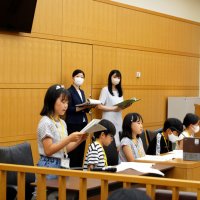 司法に関心持って　千葉地裁　小学生が裁判体験　法廷で刑事事件審理