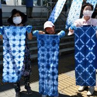 発酵（８・５）の日藍染め体験　鮮やか模様に笑顔　神崎