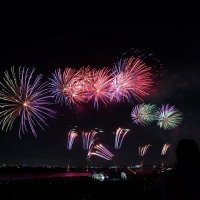 約２万発の花火が幕張の海辺を彩った＝５日夜、千葉市美浜区
