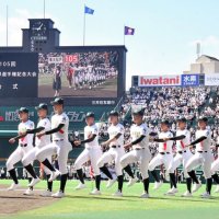 第１０５回全国高校野球選手権記念大会の開会式で入場行進する専大松戸の選手たち＝６日午前、兵庫県西宮市の甲子園球場