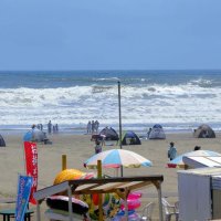 台風接近、波高く「遊泳禁止」　県内最大級の集客誇る九十九里・片貝海水浴場　海の家「いい季節に残念」　ライフセーバー目光らせ