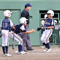 薬円台―豊上　３回表豊上２死二塁、２点ランニング本塁打を放ちナインに迎えられる矢島（右）＝１３日、青葉の森