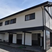 現在の旅館の外観。２０１９年の台風で深刻な被害を受け、屋根や壁などを改修した
