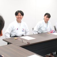 全日本体重別選手権制覇を報告する沢木愛月さん（右から３人目）