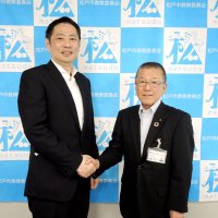 連携を発表し握手する松戸市の伊藤教育長（右）と出光興産の池田人事部長＝同市
