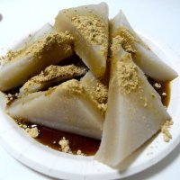 黒蜜ときなこを絡めて味わうくずもち