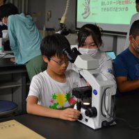 生物の不思議に児童感動　東邦大生、実験室で手ほどき　船橋