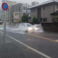 大雨で冠水した道路＝8日午前８時ごろ、茂原市