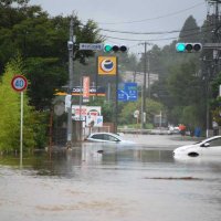 冠水した避難所の長柄町福祉センター近くの道路＝午後１時５０分ごろ、長柄町立鳥