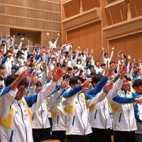 結団式の最後に万歳三唱をする選手たち