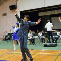 千葉県警音楽隊の演奏で歌う一日署長を務めた新浜レオンさん（中央）