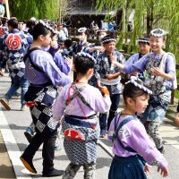 新造山車の引き回しで、佐原囃子（ばやし）の音色に合わせ、手踊りを披露する参加者＝９日、香取市
