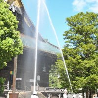 釈迦堂に向けて放水訓練する消防隊員ら＝５日、成田市