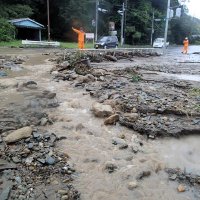 土砂や石が流れ込んだ大多喜町の国道２９７号八声交差点＝８日午後０時１５分ごろ

