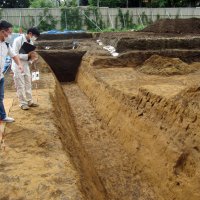 県営住宅の発掘現場を公開した国府台遺跡見学会＝昨年９月、市川市