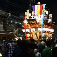 夜には山車のぼんぼりがともされ、観客を魅了した＝１０日、香取市
