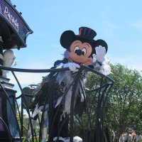 酷暑のなか行われたハロウィーンのパレード＝東京ディズニーランド