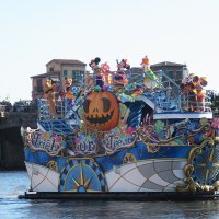 ハロウィーンの船上ショーも開催＝１４日、東京ディズニーシー