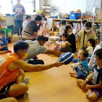 入院児童とキャッチボール　船橋医療センター　クボタスピアーズ６選手が笑顔届ける