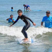 児童波乗り楽しむ　五輪サーフィン会場隣で　いすみ・太東小