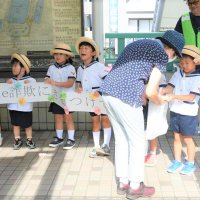 おじいちゃんおばあちゃん、詐欺に注意してね　北小金駅で園児ら啓発　電話de詐欺