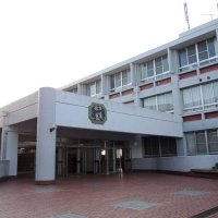 校舎には教育の基軸となる「武」の文字を表現した校章も掲げられている＝１４日、野田市