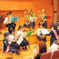 草野中学校吹奏楽部の中村愛心さん（手前左）らが一日署長を務め、出動式で演奏を披露した＝１９日、千葉市稲毛区