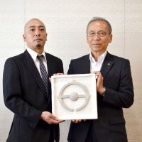 しっくいで市章「鏝絵」寄贈　ホンビノスとノリを原料に　船橋の左官小倉さん