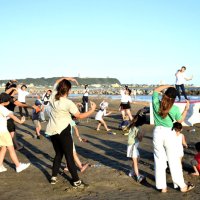 潮風吹かれ　心地よい汗　家族連れらダンスにヨガ　旭の飯岡海岸