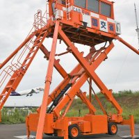 成田空港の滑走路脇に設置された非常用管制塔
