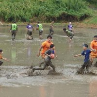 泥まみれでトライ！　市原で初の田んぼラグビー　スピアーズ選手も参戦